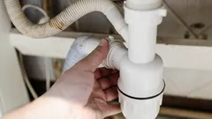 Glöm dålig lukt från avloppet – så rengör du vaskens vattenlås med huskurer