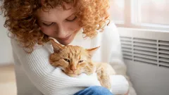 När katten ser dig som sin mamma: tecken på att du är mer än bara en människa för henne