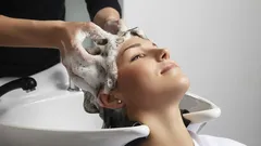 Hemligheter kring hårtvätt: Så mycket schampo behöver du egentligen – stylistens svar