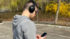 Tittar du ständigt på mobilen när du går? Psykologer berättar om de negativa effekterna av vanan