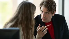 Vänder du bort blicken under samtal? Psykologer förklarar vad det säger om din personlighet