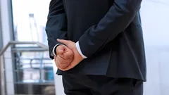 Hur ofta går du med händerna bakom ryggen? Psykologer förklarar vad det kan avslöja om dig