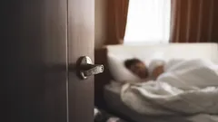 Att öppna sovrumsdörren på natten: Vad säger det om din personlighet? Psykologerna förklarar